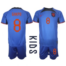Baby Fußballbekleidung Niederlande Cody Gakpo #8 Auswärtstrikot WM 2022 Kurzarm (+ kurze hosen)